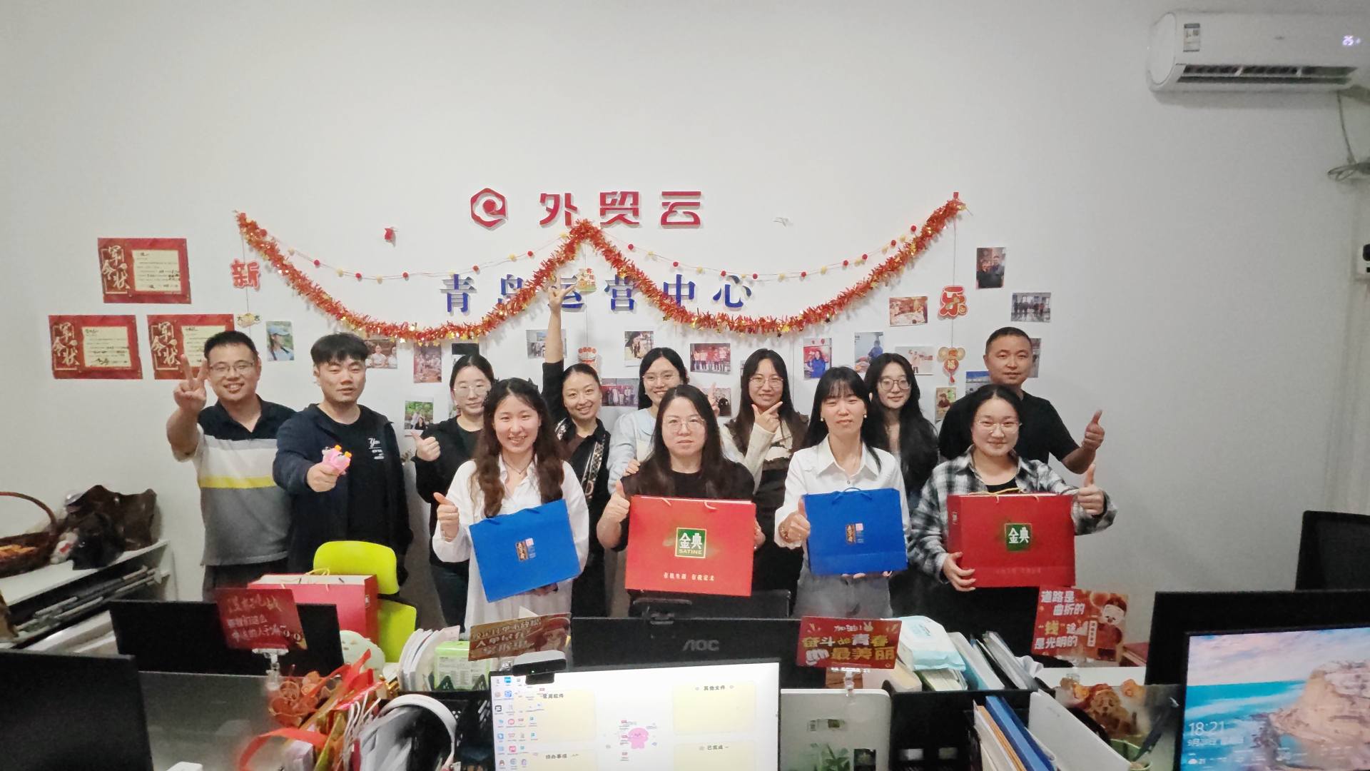 Маотун празднует Национальный день и Праздник середины осени