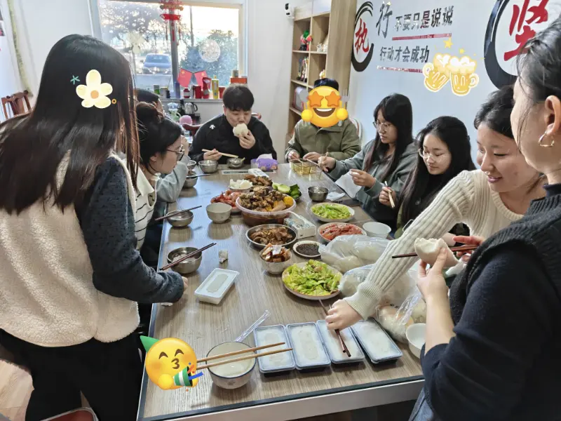 Спонтанный обед укрепляет прочные офисные связи