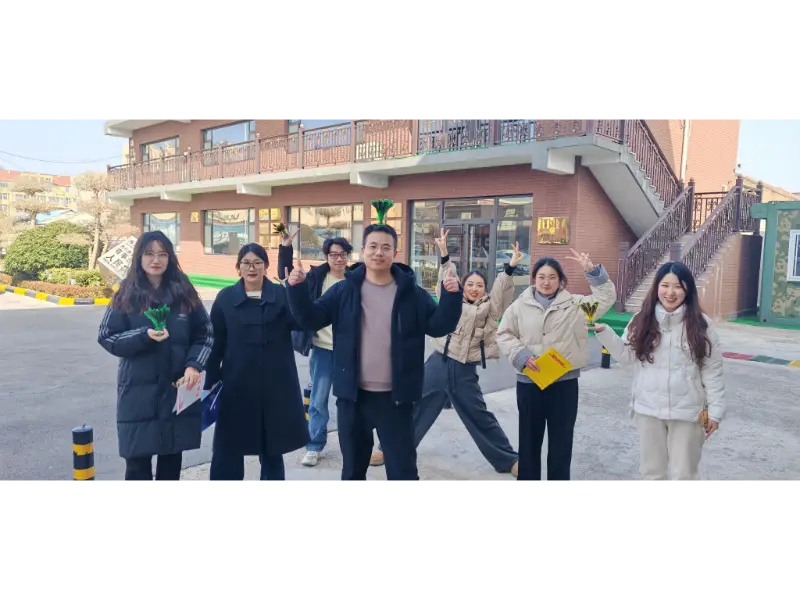 Маотун пинает волан на открытом воздухе после обеда