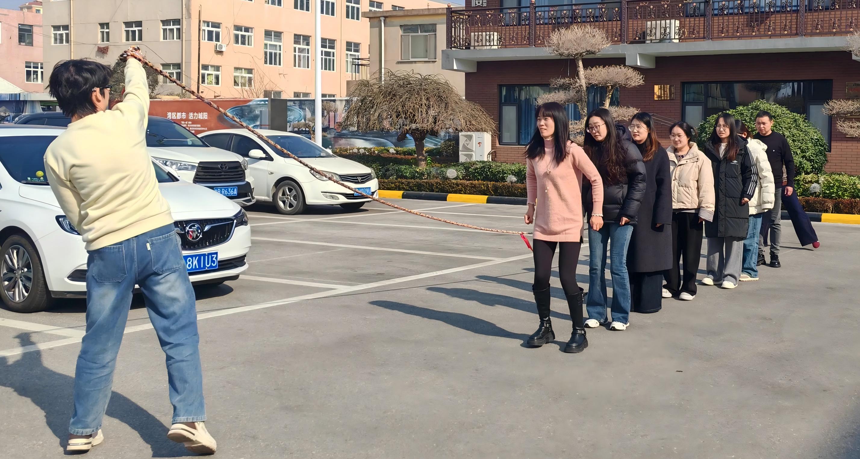 Маотун проводит веселое перетягивание каната и скакалку