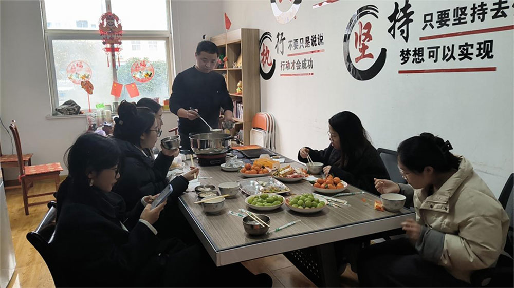 Обед на Фестивале фонарей: Танъюань и командная атмосфера в офисе